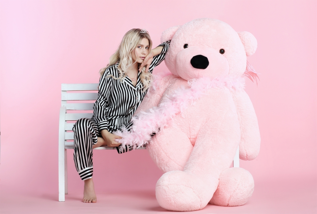 Turkish, Singer, Teddy Bear, Aleyna Tilki 4k Ultra HD Wallpaper turkish, singer, teddy bear, aleyna tilki 4k ultra hd wallpaper